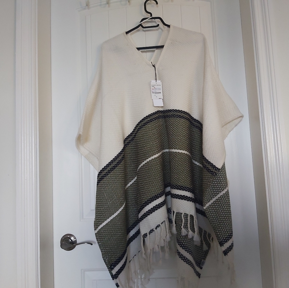 NWT❄🧥WINTER CLEAROUT❄🧥TREASURE BOND PONCHO/TREASURE BOX/B2